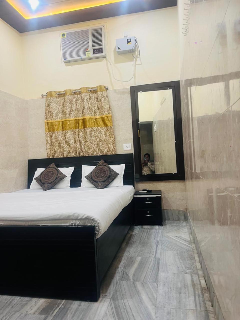 Saroja Paying Guest House Varanasi Exterior foto